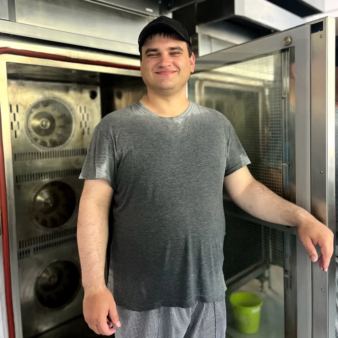 хлопець з інвалідністю усміхається